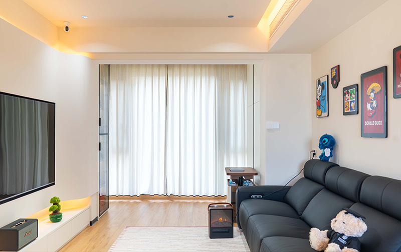 轩怡家装105㎡现代原木风，用全屋智能与灵活收纳打造都市理想居所